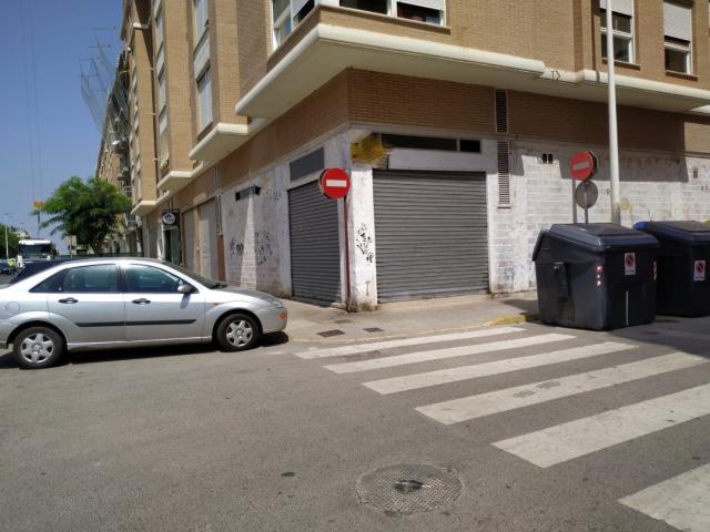 LOCAL A DOS CALLES