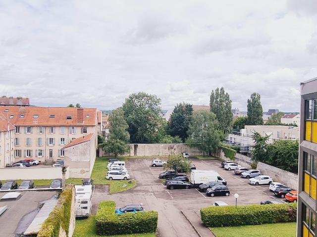 Local à vendre au 4ème étage d'un immeuble de bureaux avec ascenseur