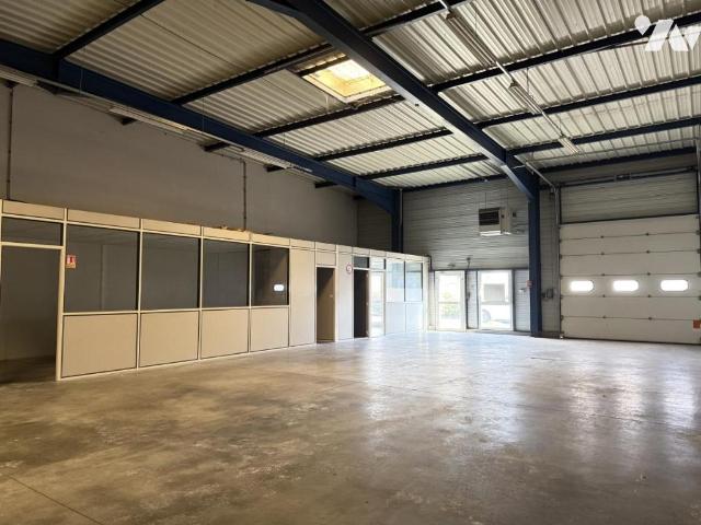 Local activités en vente à Oyonnax, Auvergne Rhône Alpes, 282000€