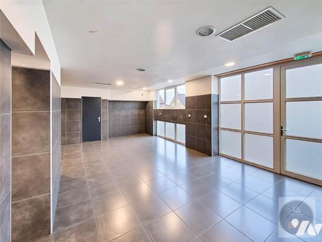 Local activités en vente à Téteghem Coudekerque Village, Hauts de France, 397100€