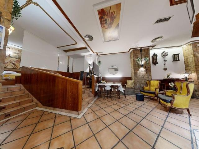 LOCAL ADAPTADO COMO VIVIENDA. Distribuido en dos amplios dormitorios, dos baños, zona de ducha, antigua barra de bar integrada como cocina y conectada a una amplia zona diáfana que funciona de saló