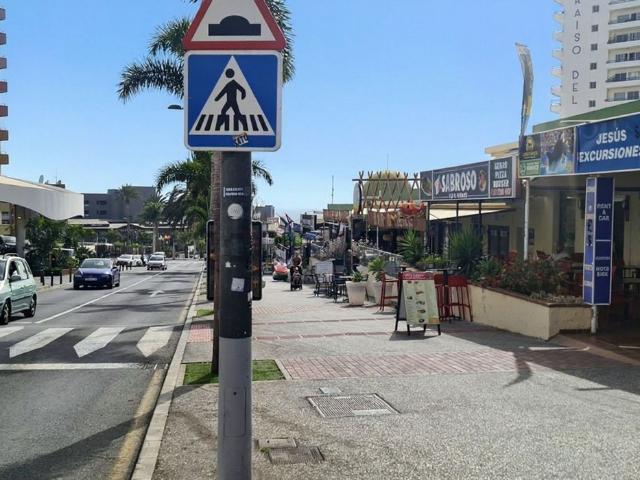 Local, Adeje