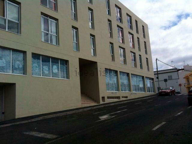 Local, Adeje