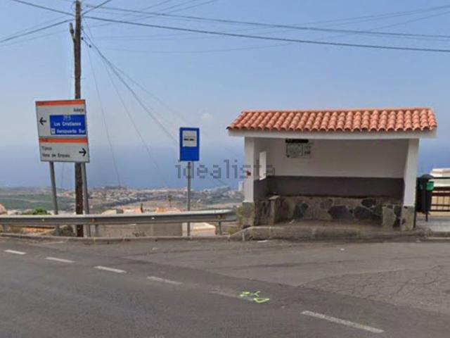 Local, Adeje