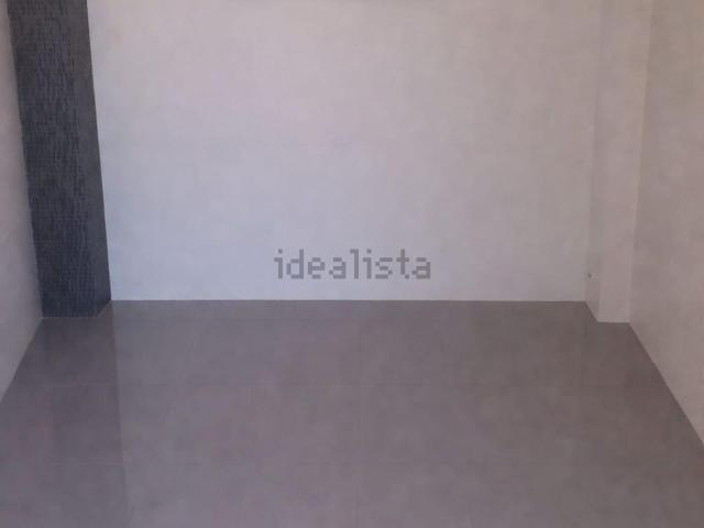 Local, Adra