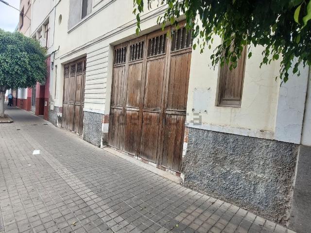 Local, Arucas