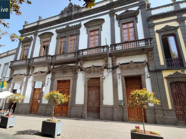 Local, Arucas