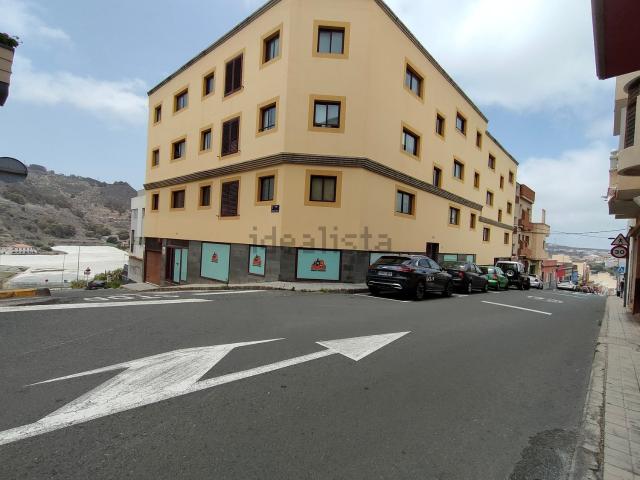 Local, Arucas