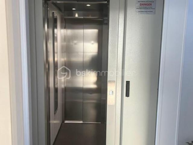 LOGEMENT DE FONCTION ET D ACTIVITE AVEC ASCENSEUR PRIVE