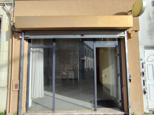 Local avec vitrine 34 m²+ T2 48 m² avec cour CENON 99 000 €