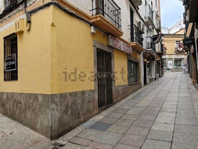 Local, Cáceres