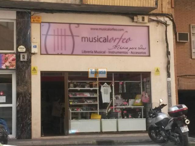 Local centrico acondicionado con 90 m2 en 2 plantas,gran escaparate a 100m de la cruz,caceres