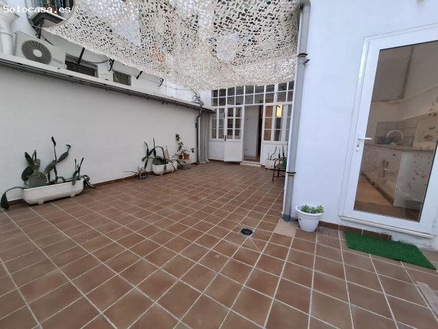 Local céntrico con patio privado