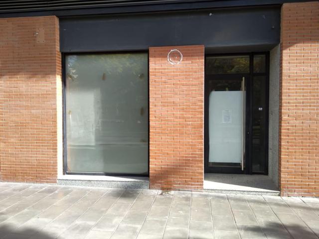 local cerca del centro comercial gran via