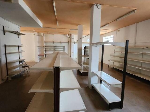 Local comercial con muchas posibilidades en Santa Bàrbara