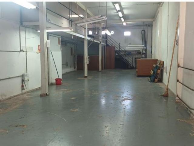 Local comercial con amplia zona de almacén