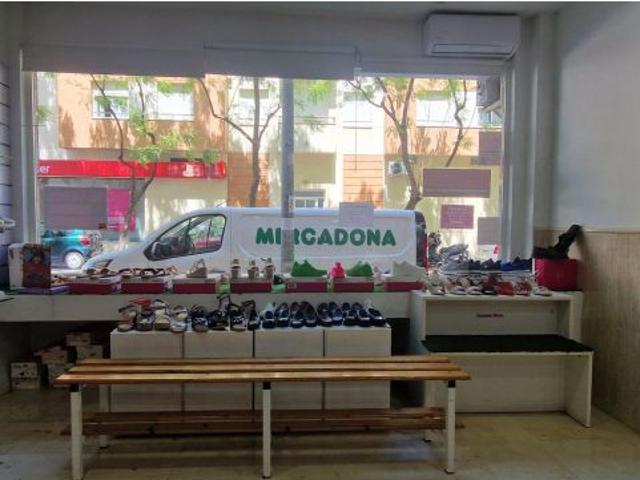 Local comercial con amplio escaparate en Puerta del Sur