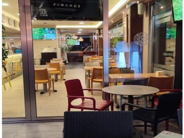 LOCAL COMERCIAL CON CAFE BAR EN RENDIMIENTO /Centrally located commercial premises with a functionin