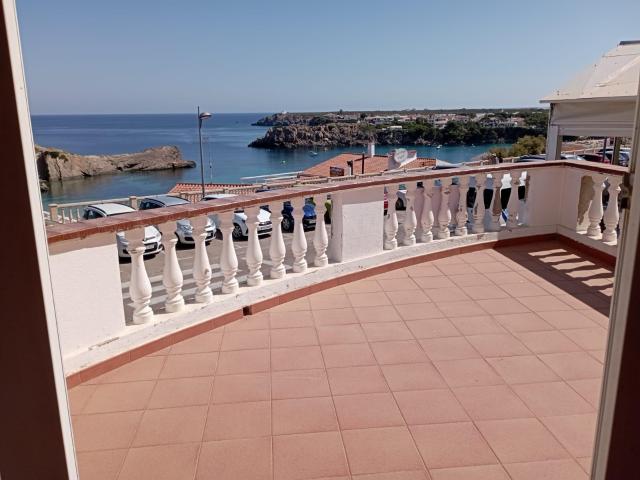 Local comercial con espectacular fachada acristalada y terraza en alquiler – Arenal d'en Castell