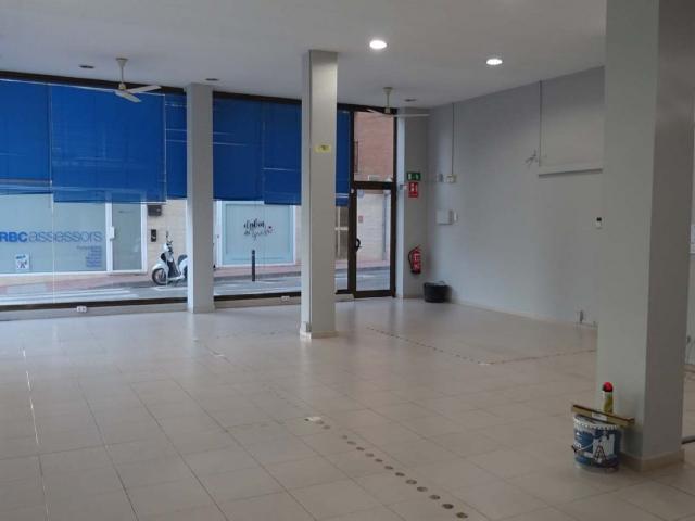 Local comercial con grandes escaparates
