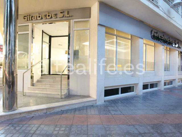 Local Comercial con Grades Escaparates en Centro de Altea