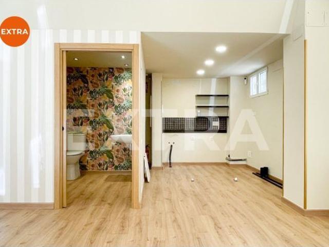 Local comercial con licencia de oficina, de esquina en calle Orense