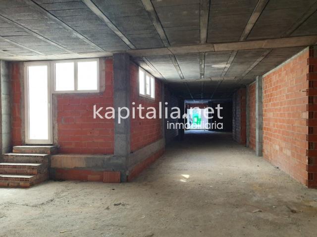 Local comercial con patio a la venta en Ontinyent