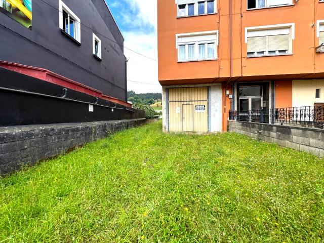 Local comercial con pequeña campa exterior en Los Corrales de Buelna