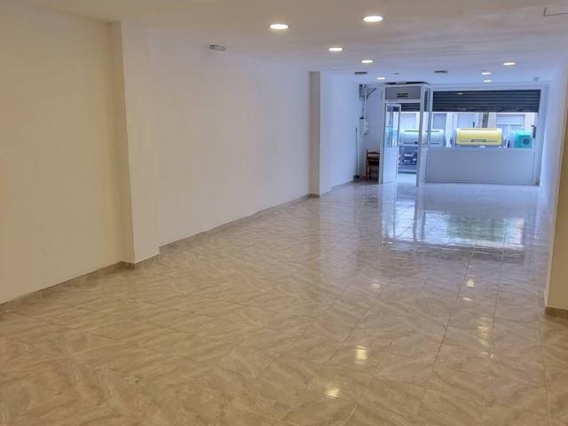 Local comercial con salida de humos y escaparate en La Garriga