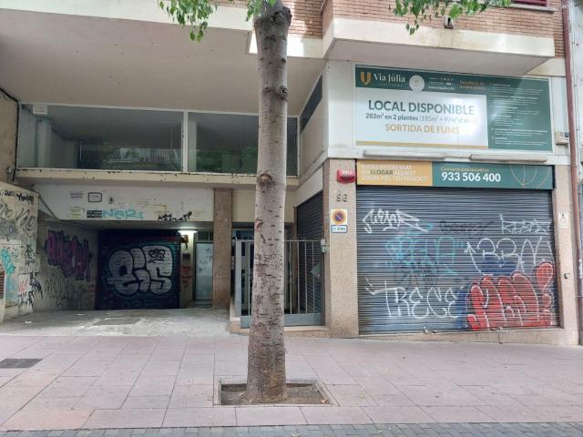 Local comercial con salida de humos junto Via Julia