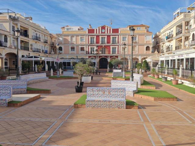 LOCAL COMERCIAL CON TERRAZA Y ALMACÉN EN LA PLAZA DEL PUEBLO LATINO EN TORRE DE LA HORADADA