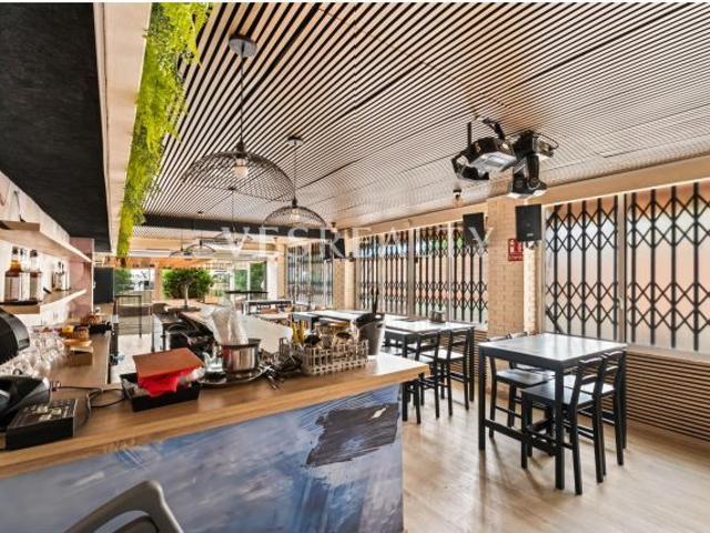 Local comercial con terraza y gran barra en zona de máxima proyección