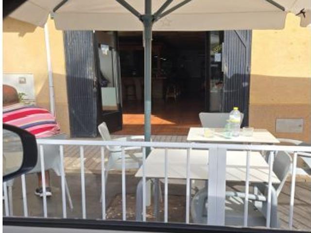 Local comercial con un apartamento en Pilar de Horadada