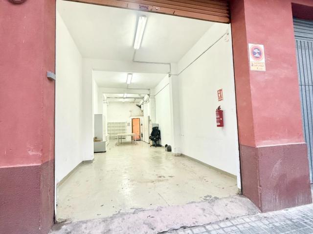 Local comercial con vado permanente situado zona del metro de Quart de Poblet