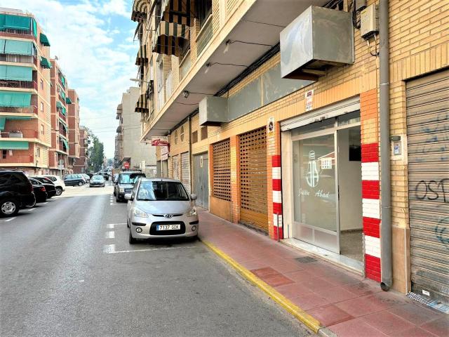 LOCAL COMERCIAL CON VADO, Y ESPACIO DE ALMACENAJE
