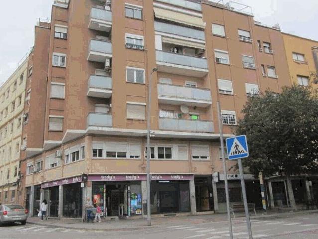 Local comercial Carrer Sant Jaume 194 m² en Ripollet, gran visibilidad listo para entrar