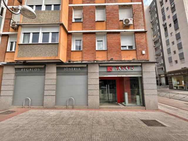 Local comercial a la VENTA en Av. del Marqués de Corbera