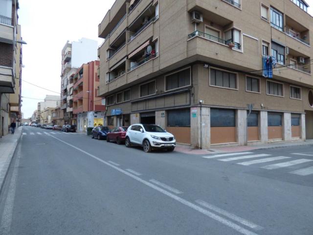 Local Comercial amplio en calle Lamberto Amat