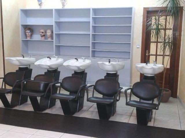 LOCAL COMERCIAL ACONDICIONADO COMO PELUQUERÍA