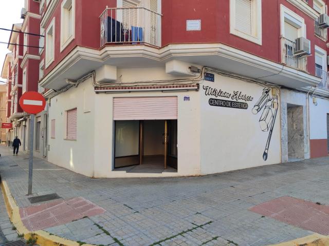 LOCAL COMERCIAL ACONDICIONADO EN ESQUINA
