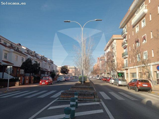 LOCAL COMERCIAL ADAPTADO PARA OFICINAS EN ALQUILER. ZONA URBANIZACION GUADIANA