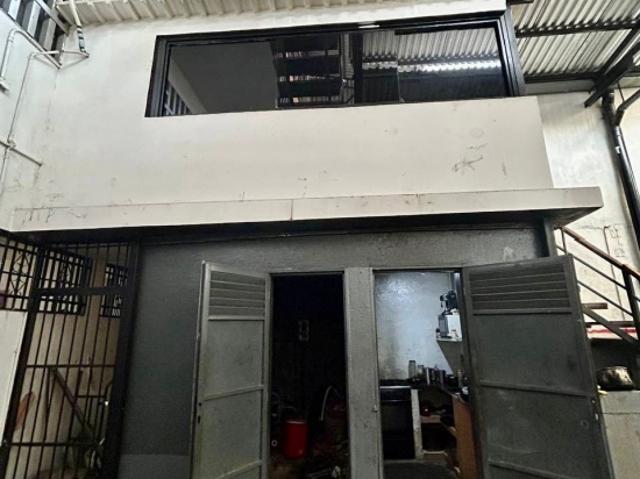 LOCAL COMERCIAL DE 3 PISOS en Av. Andrés Eloy Blanco, Valencia