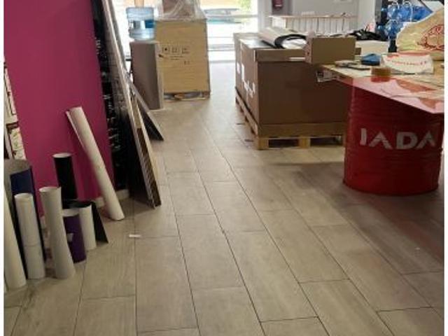Local comercial de 107m2 y 1 baño reformado en 2016, listo para iniciar actividad