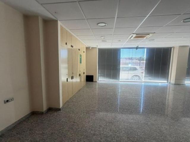 Local comercial de 111 m2 con gran potencial en El Campillo El Esparragal