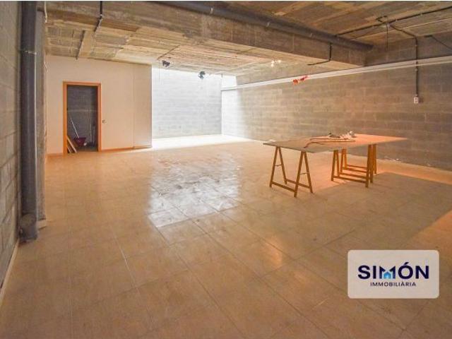 ¡Local comercial de 160m2 a pie de calle muy bien situado!