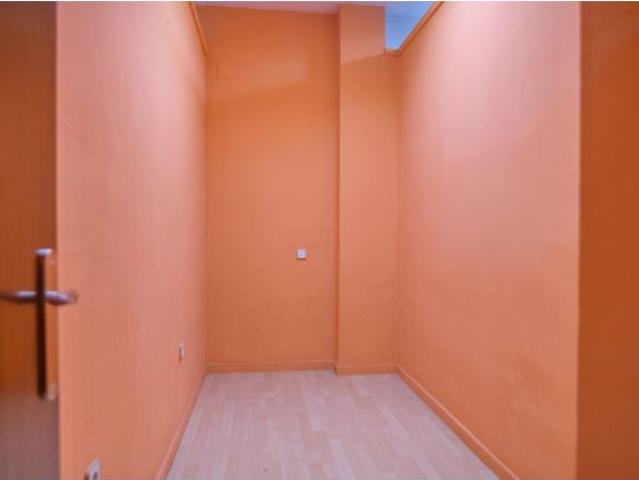 LOCAL COMERCIAL DE SEGONA MÀ EN BON ESTAT EN VENDA A MANRESA, ZONA PLAÇA CATALUNYA – CARRER LEPANT