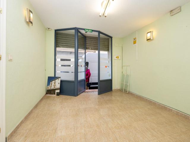 Local Comercial en Calle Conde Cifuentes, paralela a Alhamar, ideal para oficina. Totalmente montado, persiana electrica, cuarto de baño, 2 despachos mas recibidor