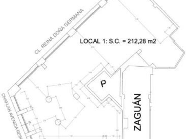 Local comercial en chaflán con gran fachada y máxima visibilidad en Av. Reino de
