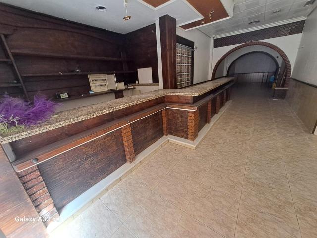 Local comercial en Águilas: 80 m2 para reformar con orientación sur
