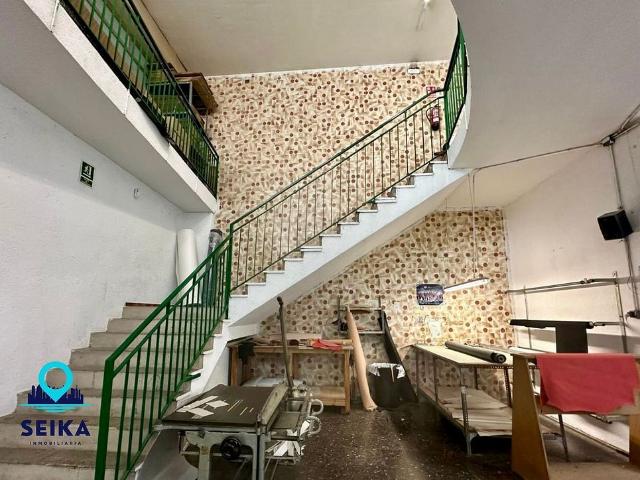 Local comercial en alquiler en calle Aguileres, Santa Coloma de Gramanet, de 750 m² 3 habitaciones por 2.500